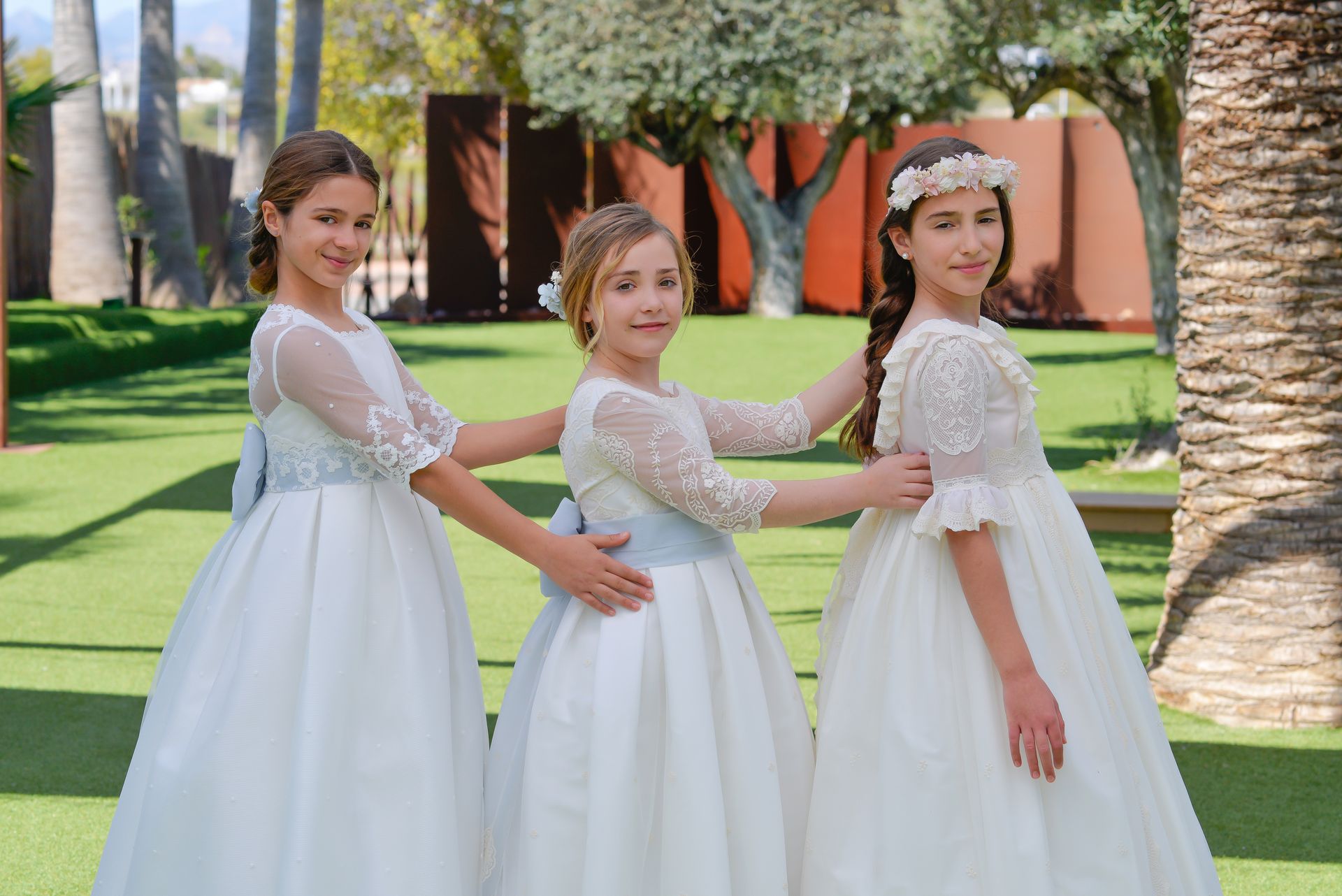 Tres niñas con vestidos de comunión Montserrat Lozano 2027