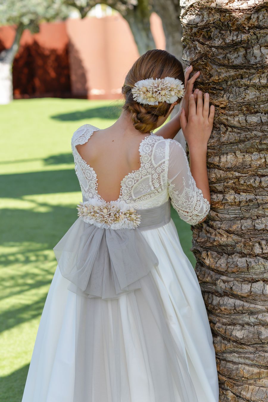 Vestido de comunión artesanal Montserrat Lozano 2027, detalle de encaje y lazo